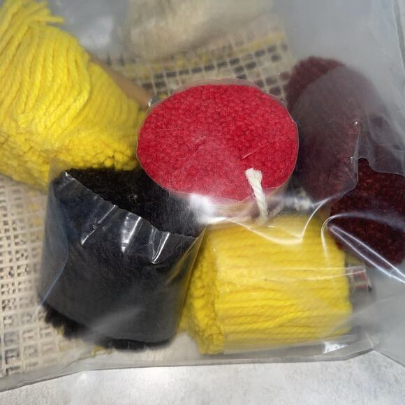 Vtg latch hook kit Poochie Dog Puppy 12x12” Valiant Crafts USA Wall Decor YKI - Picture 6 of 8